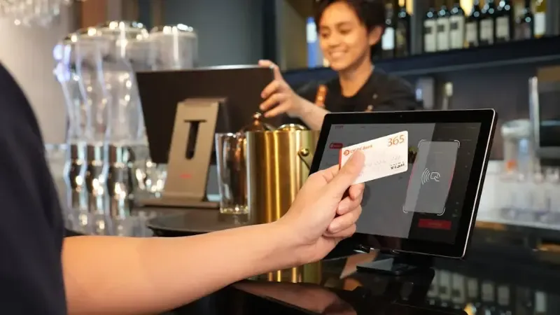 a customer paying at the POS through a card